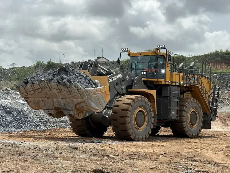 Industry Insights 64 Heavy hydraulic excavator and mobile crane operating under extreme outdoor environments