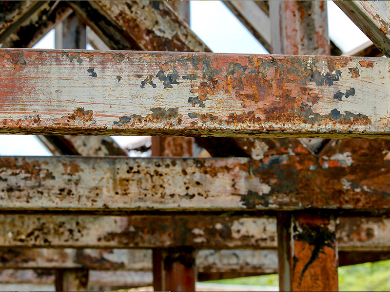 Reducing Internal Stresses and Micro-Fissures in Heavy H-Beams: The Metallurgical Benefits of High-Velocity Shot Blasting 1 Severe rust and stress corrosion cracking on heavy structural steel welded junction