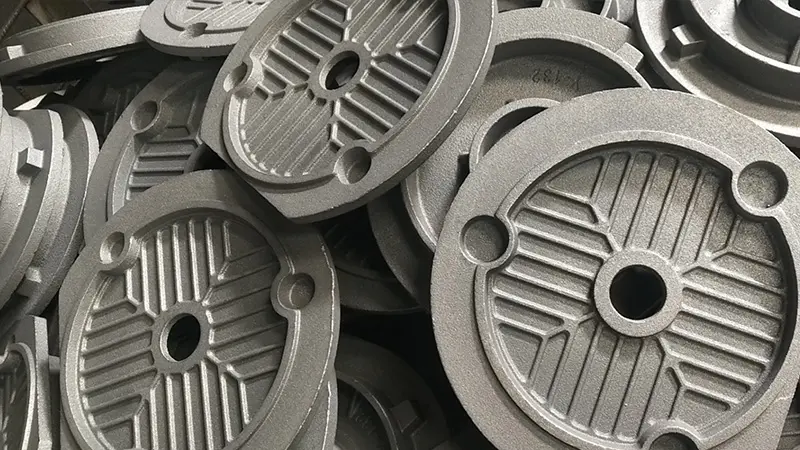 Before and after shot blasting surface descaling results for iron castings and metal forgings