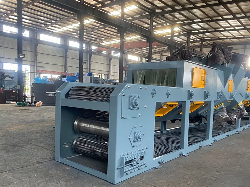Manganese steel wire mesh belt shot blasting machine performing synchronous top and bottom surface cleaning for fragile castings